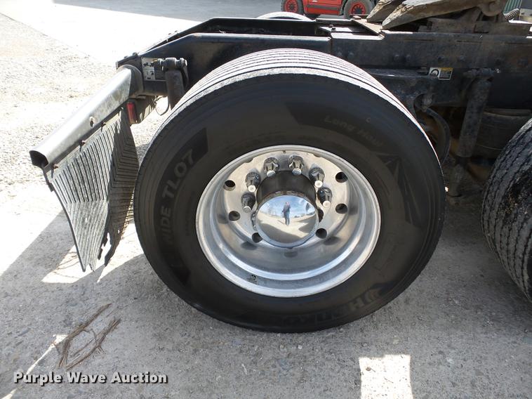 image for item CD9573 2008 Peterbilt 388 semi truck