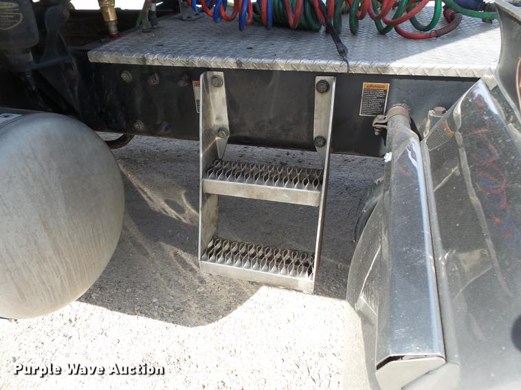 image for item CD9573 2008 Peterbilt 388 semi truck