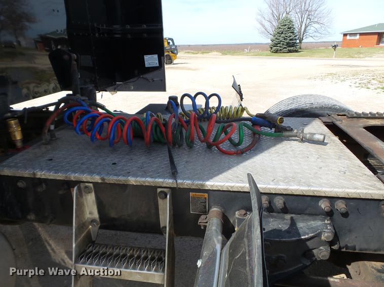 image for item CD9573 2008 Peterbilt 388 semi truck