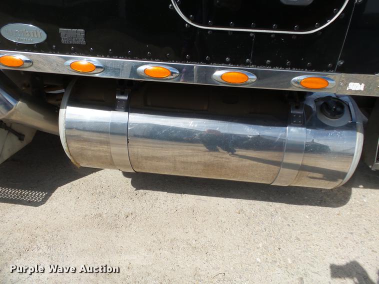 image for item CD9573 2008 Peterbilt 388 semi truck