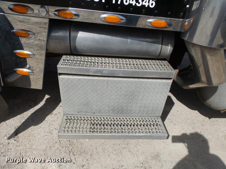 image for item CD9573 2008 Peterbilt 388 semi truck