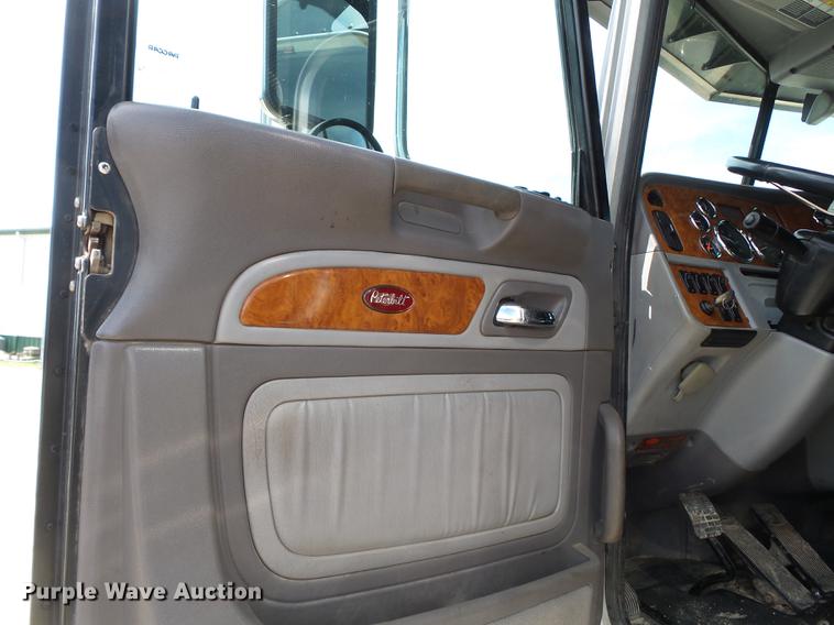 image for item CD9573 2008 Peterbilt 388 semi truck