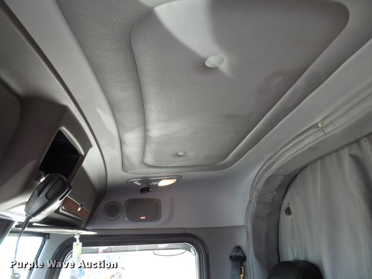 image for item CD9573 2008 Peterbilt 388 semi truck