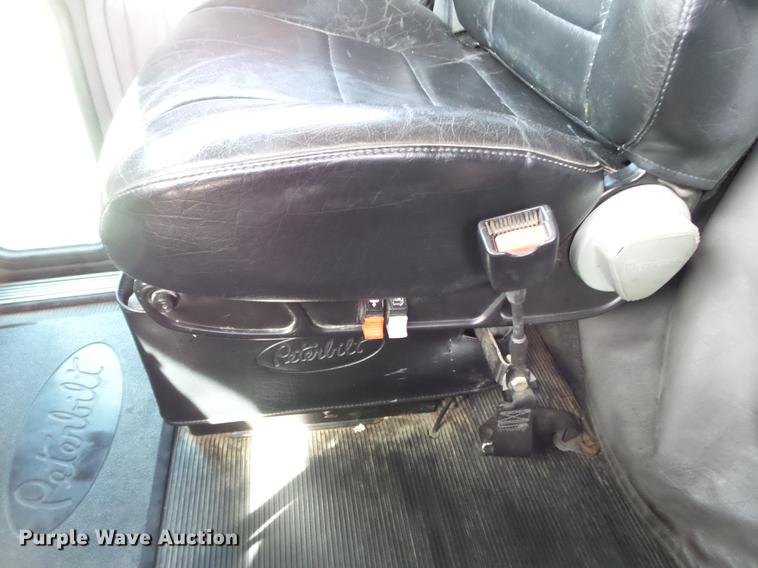 image for item CD9573 2008 Peterbilt 388 semi truck