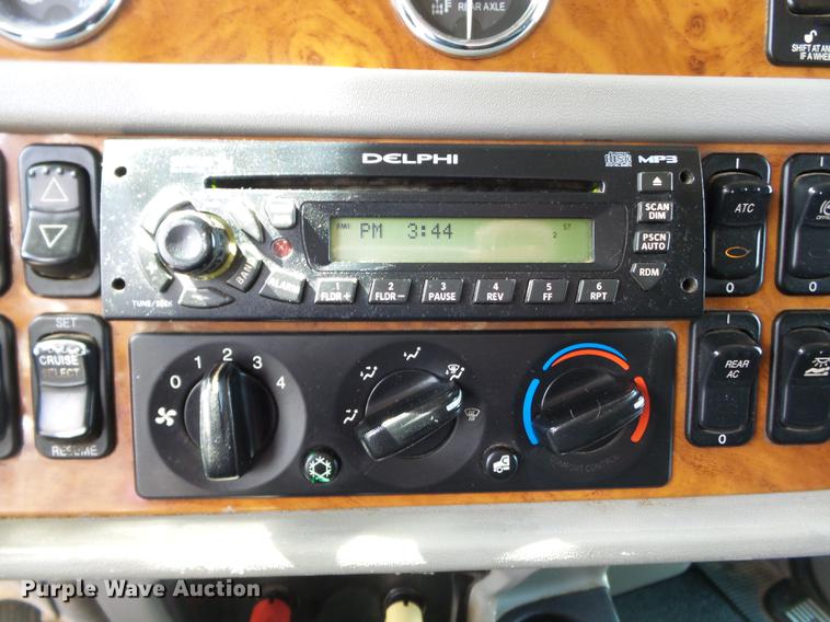 image for item CD9573 2008 Peterbilt 388 semi truck