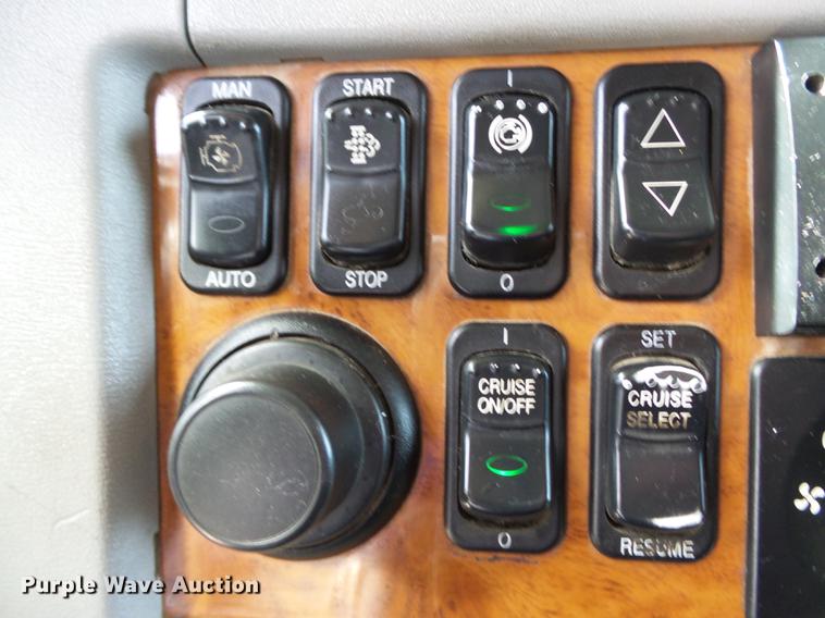 image for item CD9573 2008 Peterbilt 388 semi truck