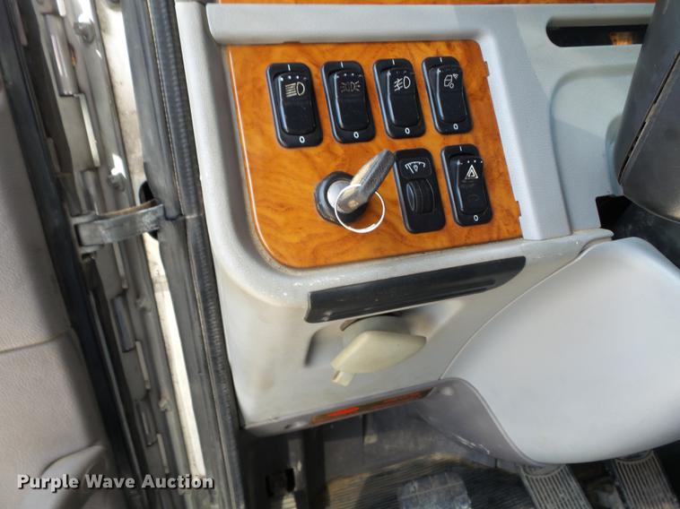 image for item CD9573 2008 Peterbilt 388 semi truck