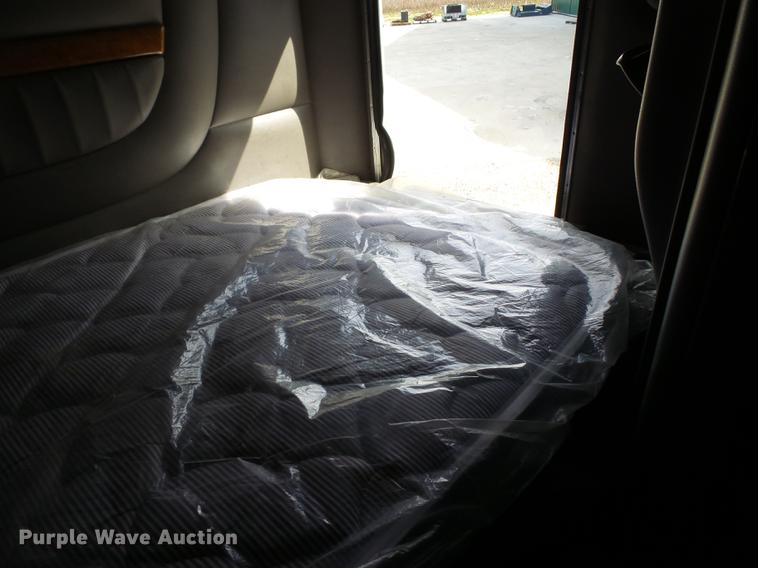 image for item CD9573 2008 Peterbilt 388 semi truck