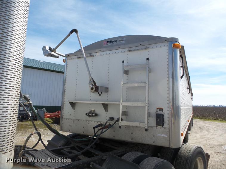 image for item CD9578 2008 Wilson DWH500 double hopper bottom grain trailer