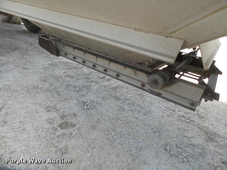 image for item CD9578 2008 Wilson DWH500 double hopper bottom grain trailer