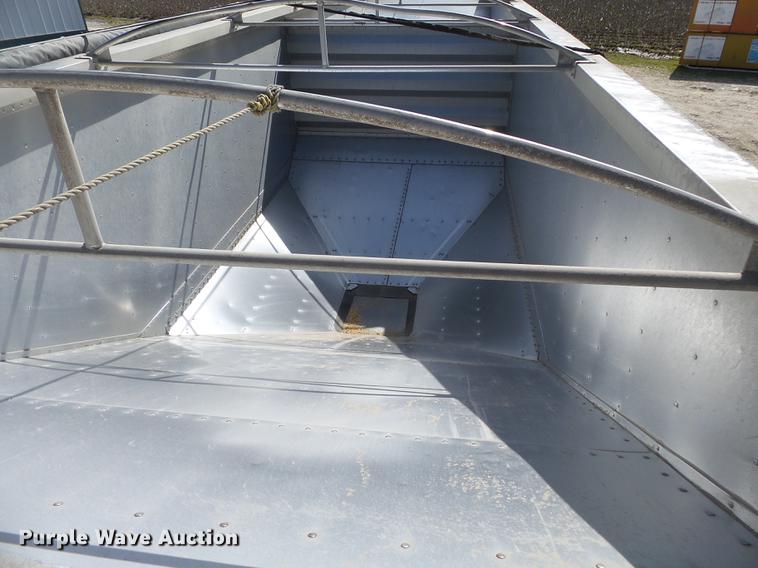 image for item CD9578 2008 Wilson DWH500 double hopper bottom grain trailer