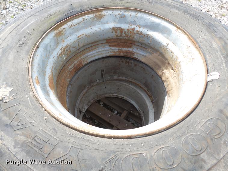 image for item CD9589 (10) tires