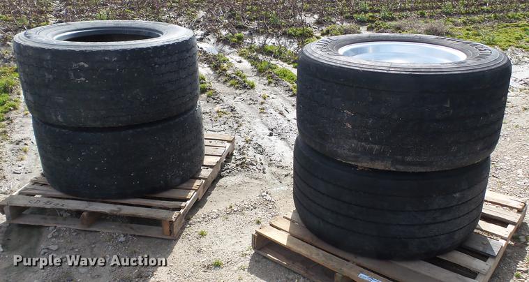 image for item CD9593 (4) 445/50R22.5 tires