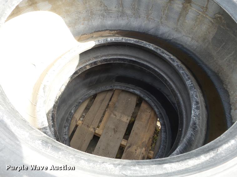 image for item CD9593 (4) 445/50R22.5 tires