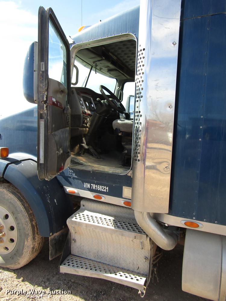 image for item DB6919 2007 Kenworth T800 semi truck