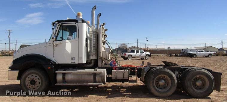 image for item DB6920 2006 Freightliner Columbia semi truck