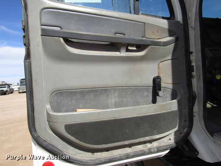 image for item DB6920 2006 Freightliner Columbia semi truck