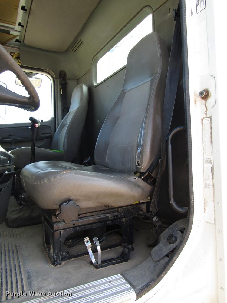 image for item DB6920 2006 Freightliner Columbia semi truck