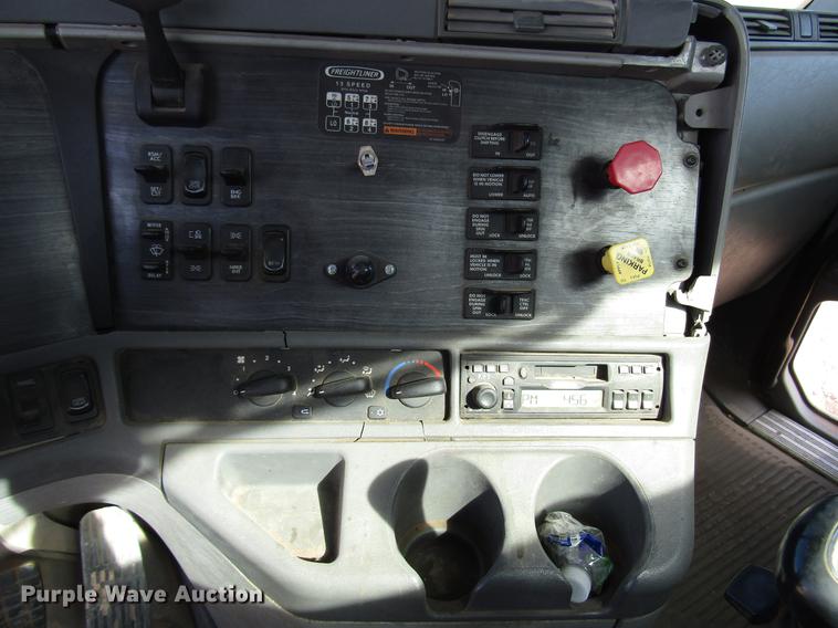 image for item DB6920 2006 Freightliner Columbia semi truck