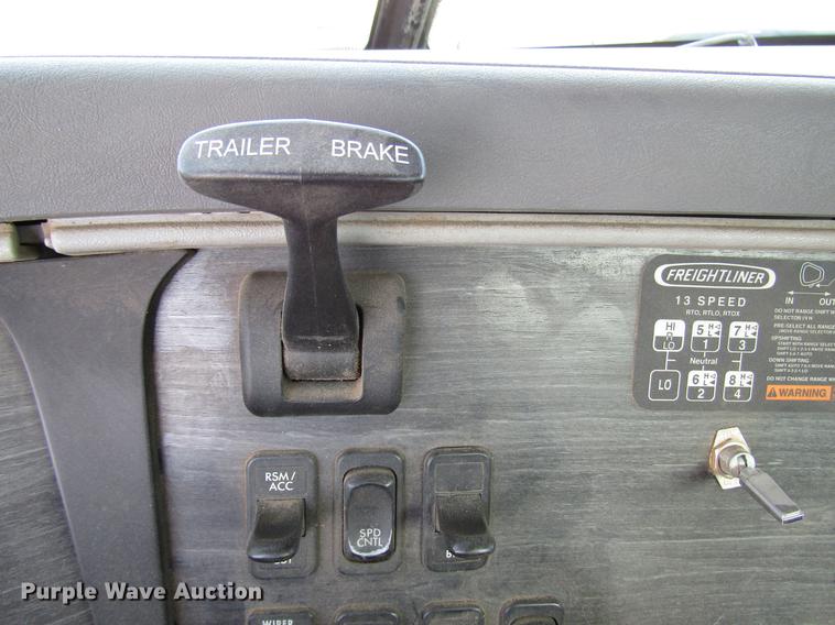 image for item DB6920 2006 Freightliner Columbia semi truck