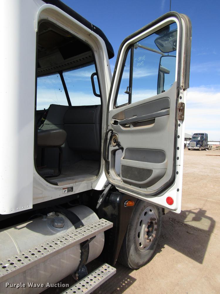 image for item DB6920 2006 Freightliner Columbia semi truck