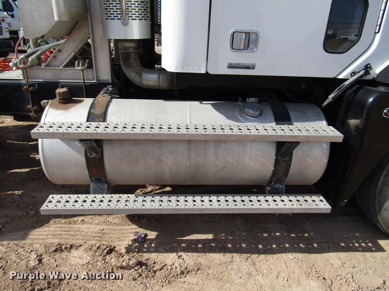 image for item DB6920 2006 Freightliner Columbia semi truck