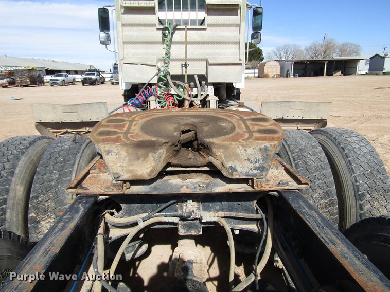 image for item DB6920 2006 Freightliner Columbia semi truck