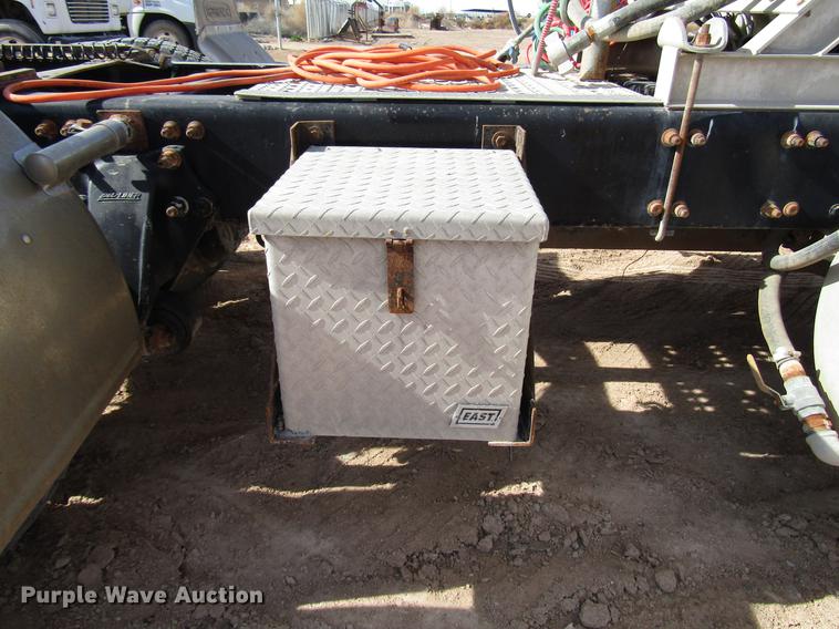 image for item DB6920 2006 Freightliner Columbia semi truck