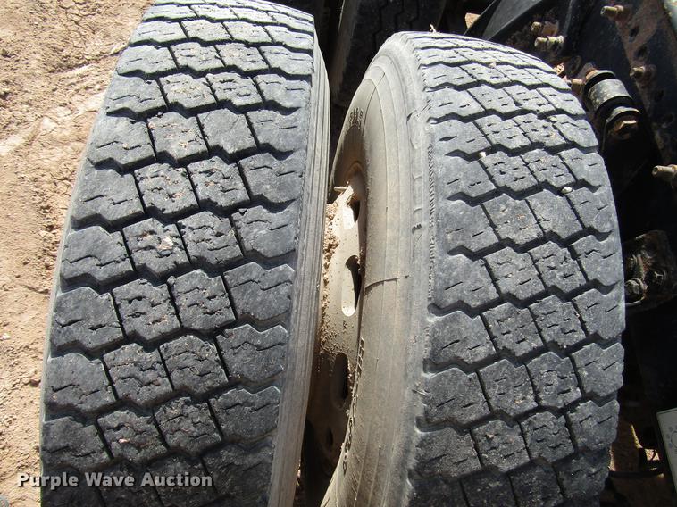 image for item DB6920 2006 Freightliner Columbia semi truck