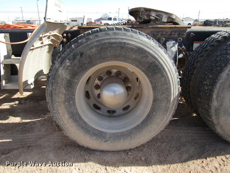 image for item DB6920 2006 Freightliner Columbia semi truck