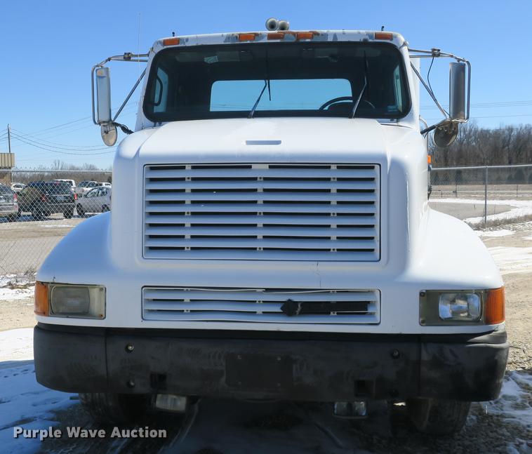 image for item DB8877 1994 International 8300 semi truck