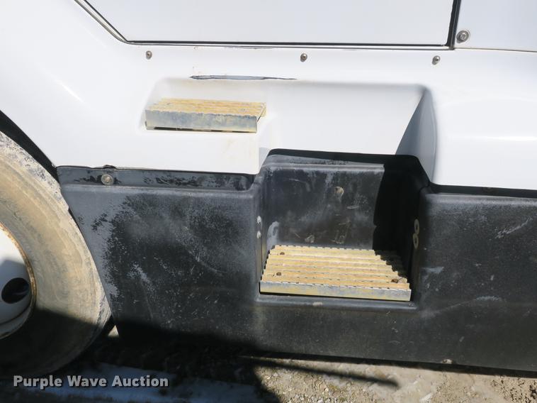 image for item DB8877 1994 International 8300 semi truck