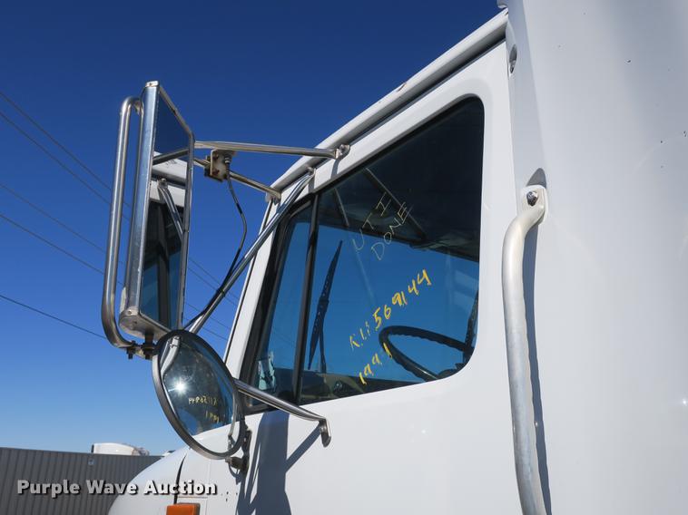 image for item DB8877 1994 International 8300 semi truck