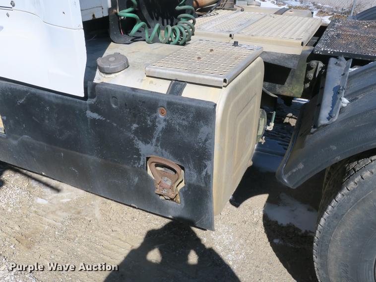 image for item DB8877 1994 International 8300 semi truck