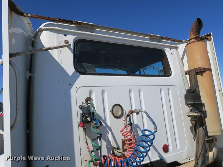 image for item DB8877 1994 International 8300 semi truck