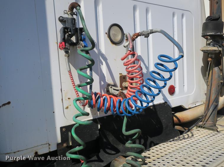 image for item DB8877 1994 International 8300 semi truck