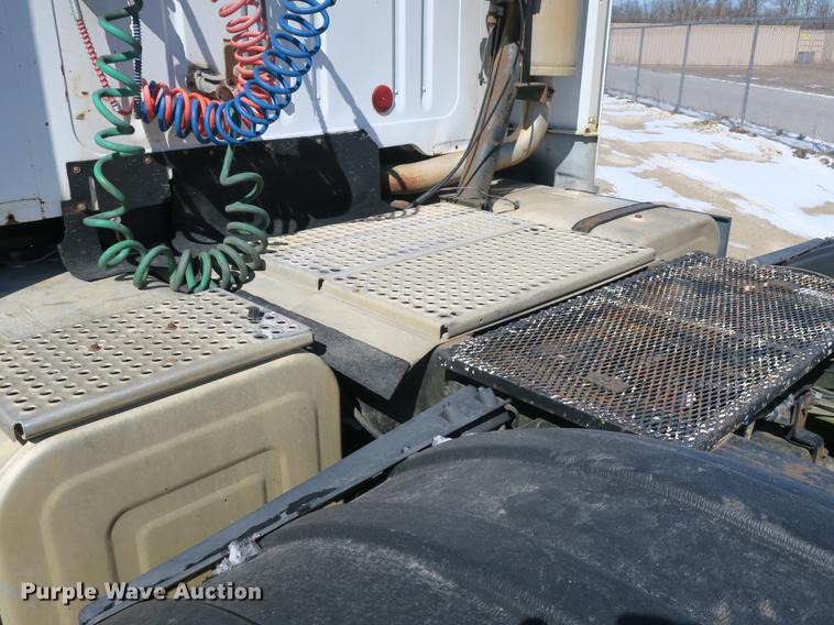 image for item DB8877 1994 International 8300 semi truck