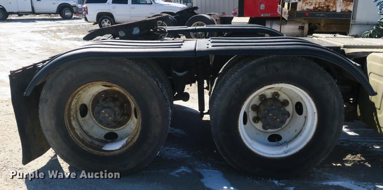 image for item DB8877 1994 International 8300 semi truck