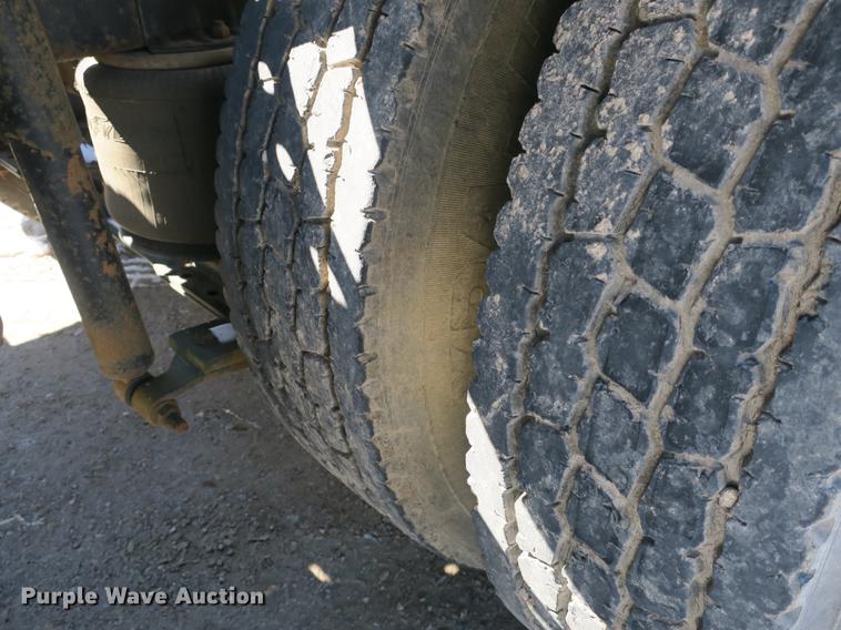 image for item DB8877 1994 International 8300 semi truck