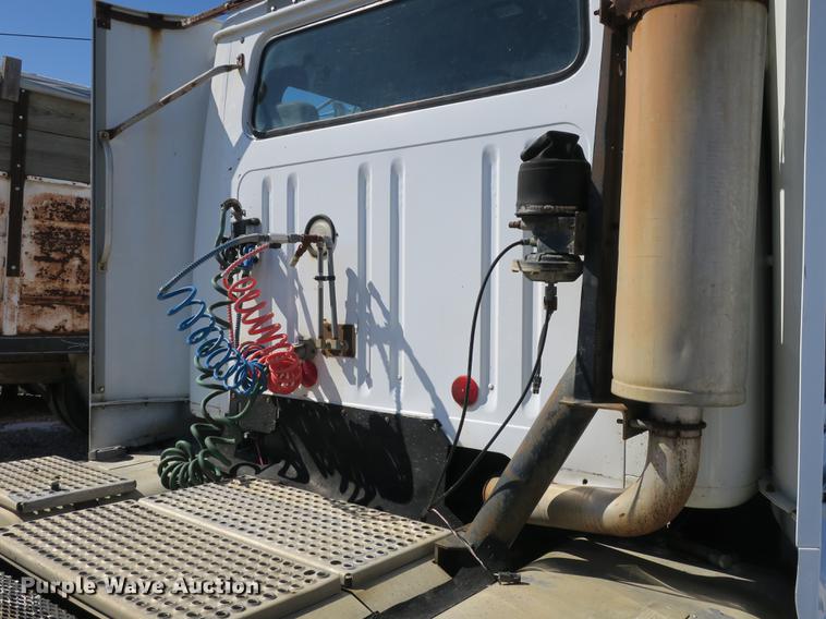 image for item DB8877 1994 International 8300 semi truck