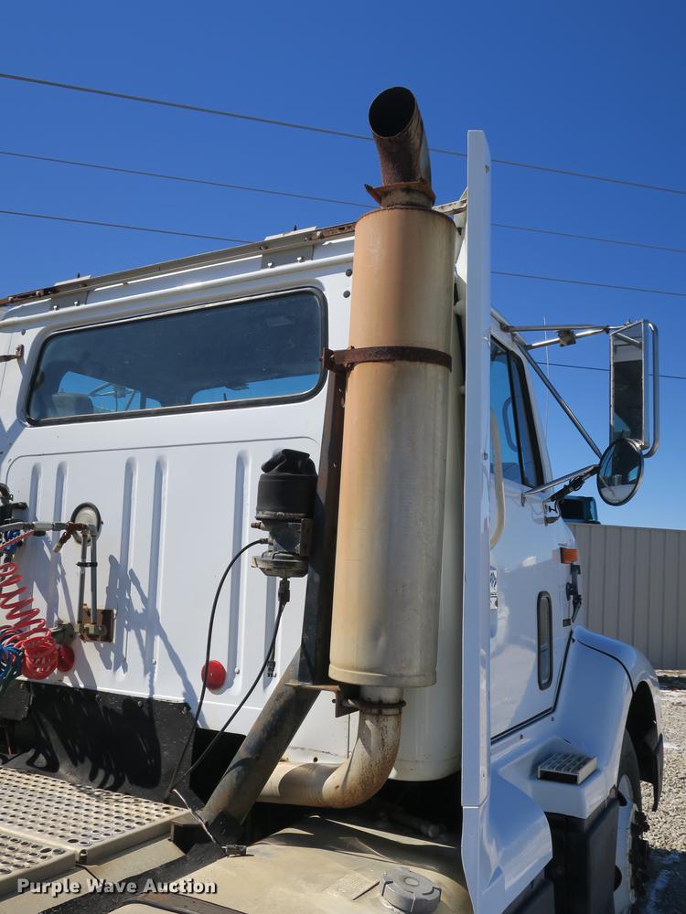 image for item DB8877 1994 International 8300 semi truck