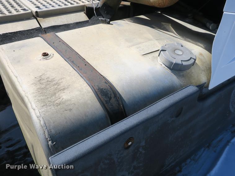 image for item DB8877 1994 International 8300 semi truck