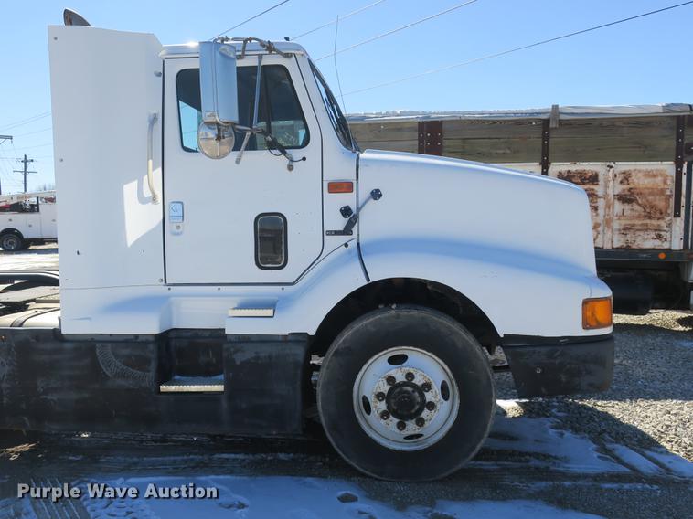 image for item DB8877 1994 International 8300 semi truck