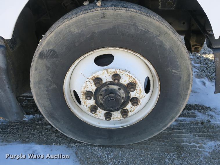 image for item DB8877 1994 International 8300 semi truck