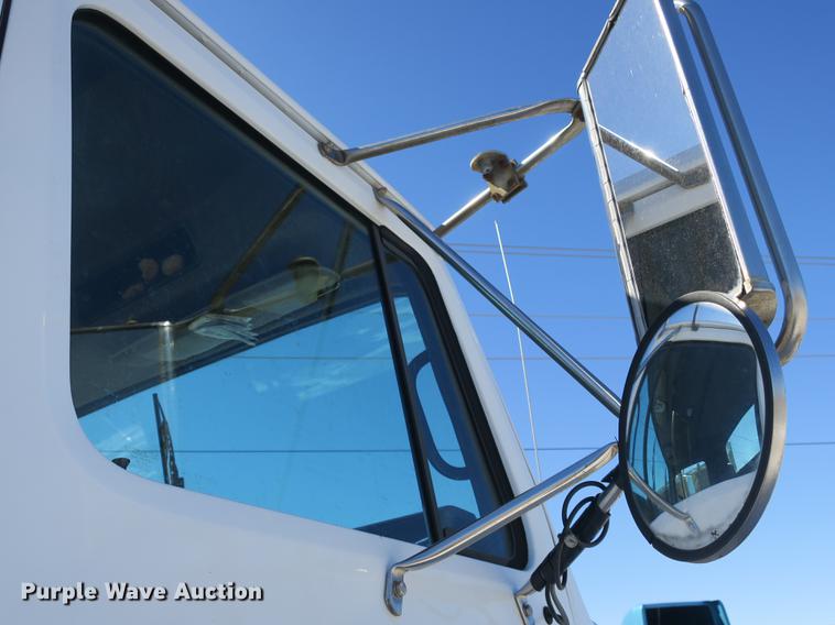 image for item DB8877 1994 International 8300 semi truck