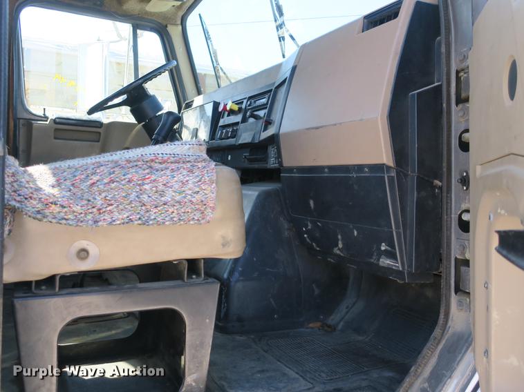 image for item DB8877 1994 International 8300 semi truck