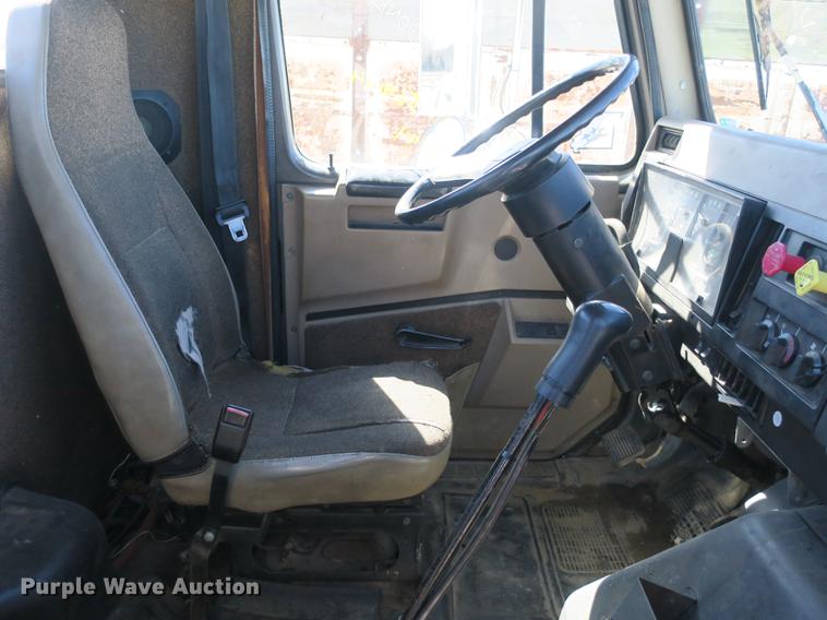 image for item DB8877 1994 International 8300 semi truck