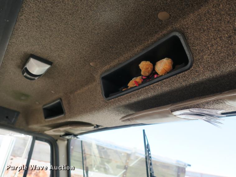 image for item DB8877 1994 International 8300 semi truck