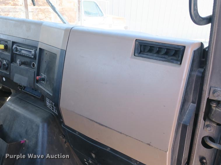 image for item DB8877 1994 International 8300 semi truck