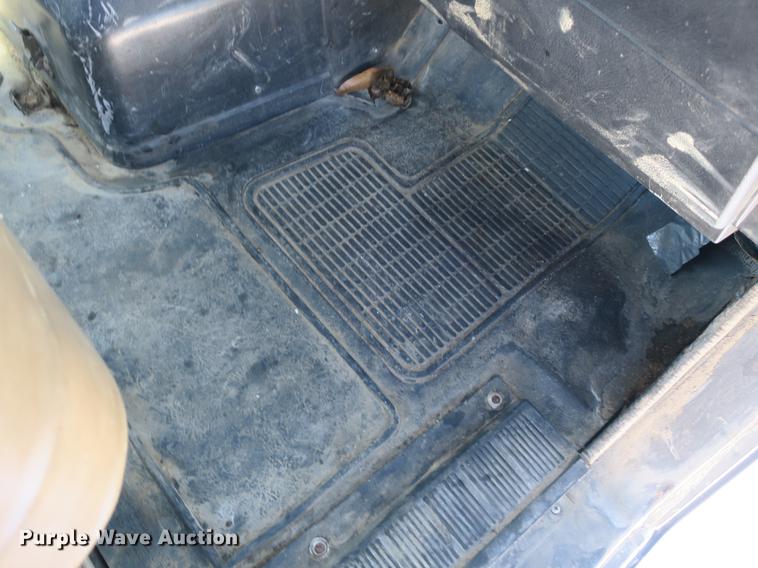 image for item DB8877 1994 International 8300 semi truck